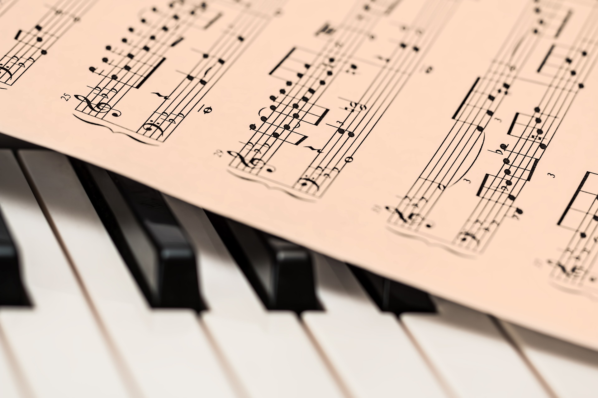 Varför är piano och gitarr vanliga nybörjarinstrument?